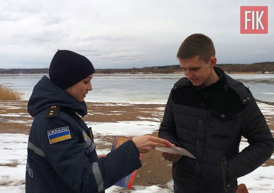 На цьому тижні стався нещасний випадок у Онуфріївському районі Кіровоградської області, який довів, що суворе дотримання правил поведінки на льоду – це не порожній звук, а життєва необхідність. 5 рибалок опинилось під кригою. На жаль, одного з них не вдалось врятувати.